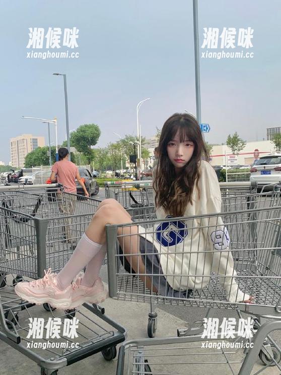 感觉“hlw”就像一场永不迷路的朋友圈八卦接力，没事就不停更新新鲜事！