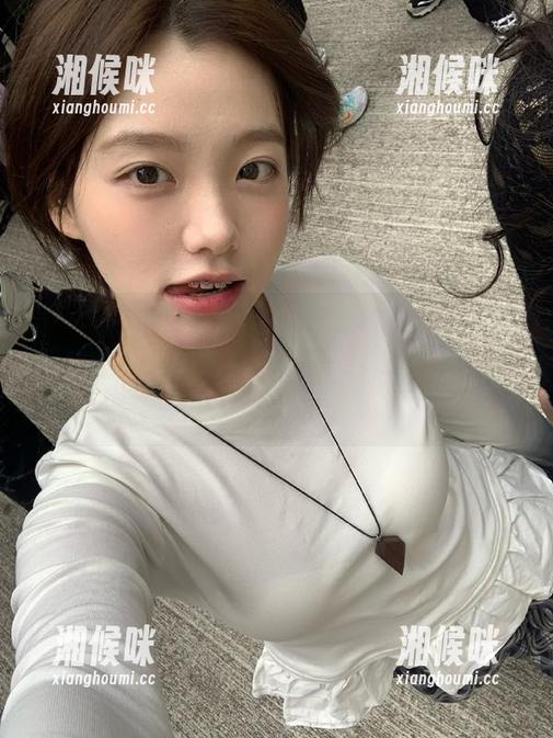 “今日吃瓜网911”的八卦线路想必是极致诡谲，我扶着下巴默默注视，内心八万种情绪奔腾着…