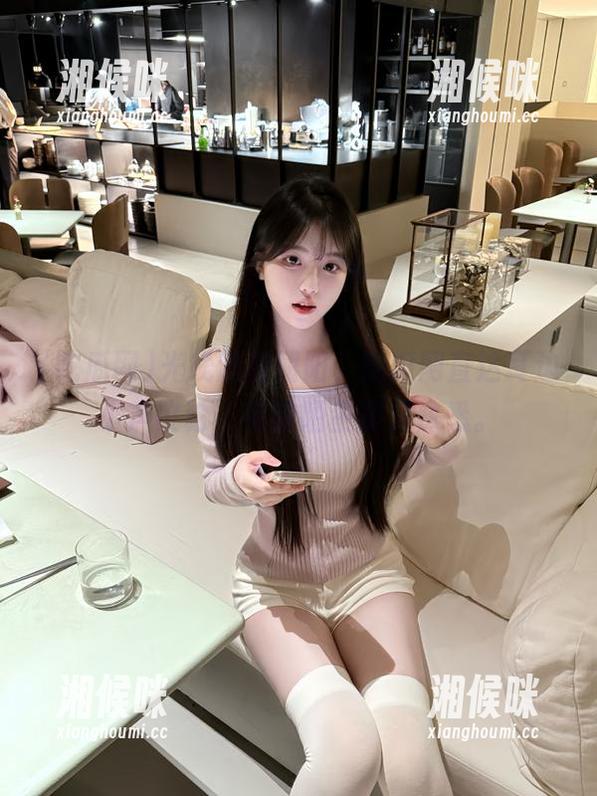 光线洒在朝阳，吃瓜网直达耳边小声议论，有些陌生却又熟悉。