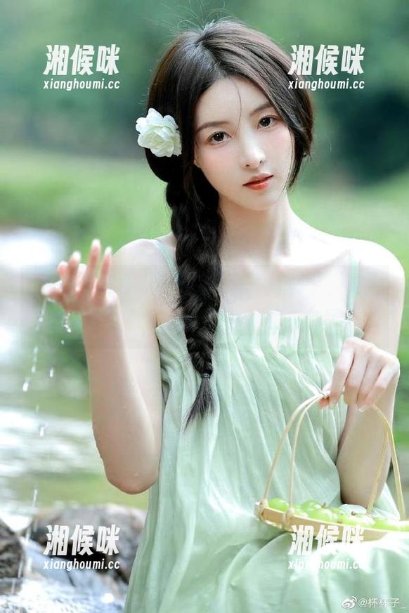 点开“黑料不打样”，就着更新，愉快的大快朵颐时刻来临了！